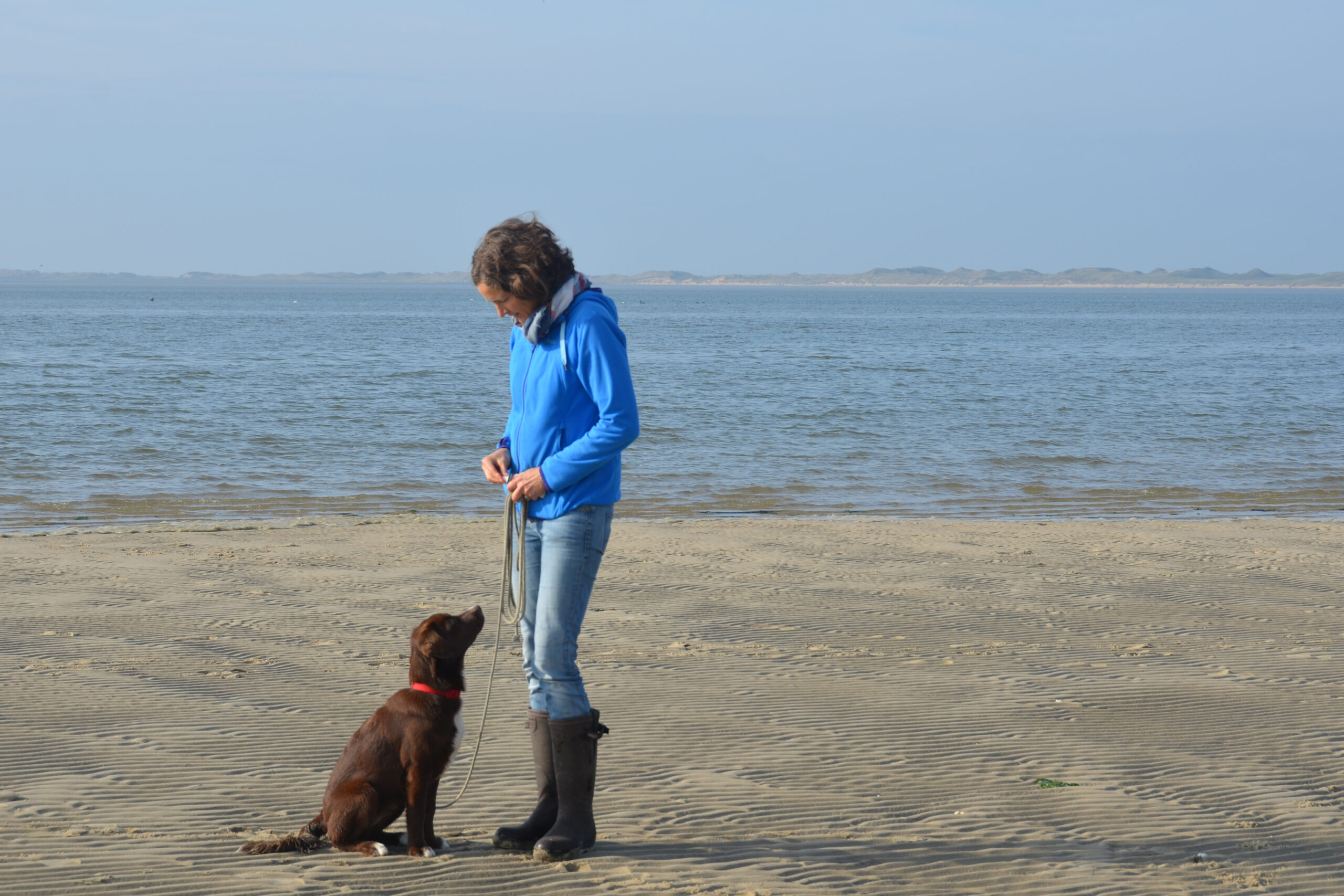 Fotografin Annette Kleinschmidt mit Hund am Strand.