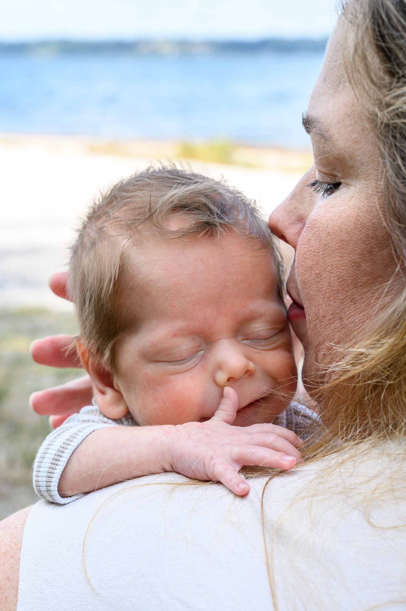 motherhood Fotoshooting mit Mama und Baby am Strand in Glücksburg an der Flensburger Förde.