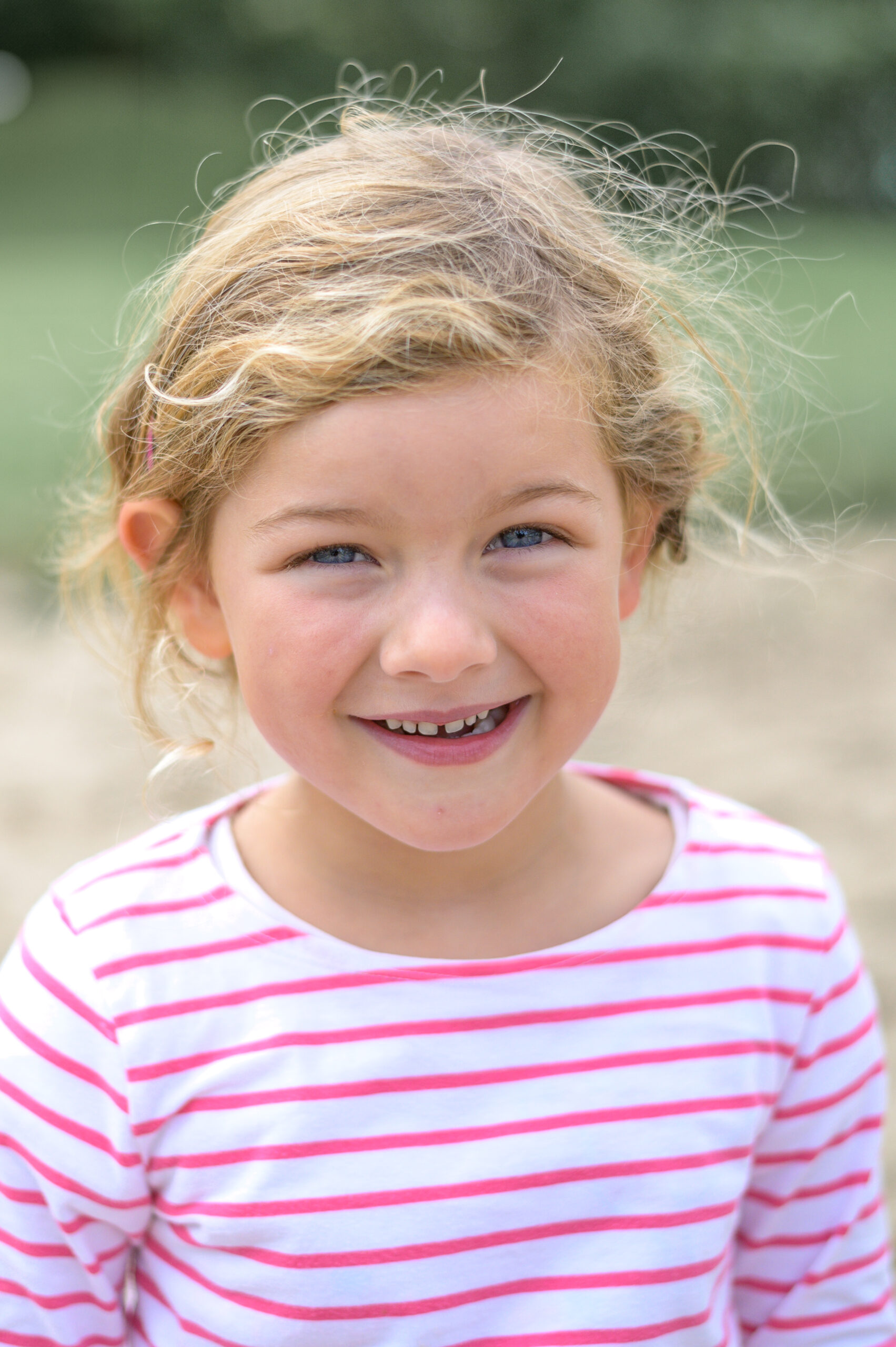Porträtfoto eine Kindergarten Kindes auf dem Spielplatz der Kita in Gluecksburg