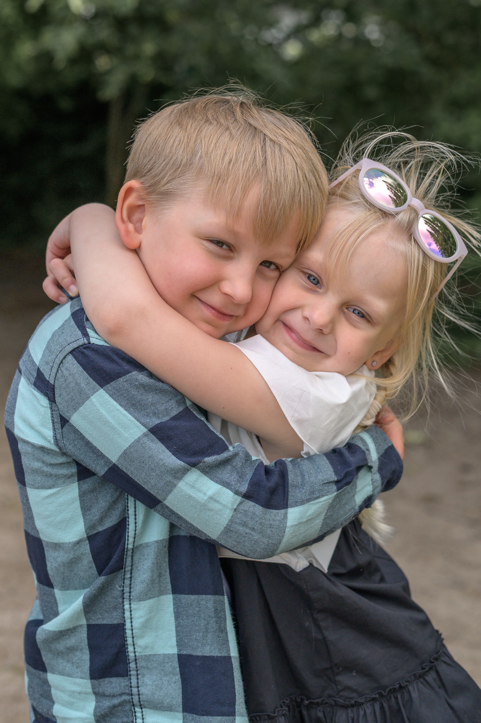 engumschlungenes Kita Geschwisterpaar im Kindergarten beim Fototag mit Annette Kleinschmidt aus Gluecksburg.
