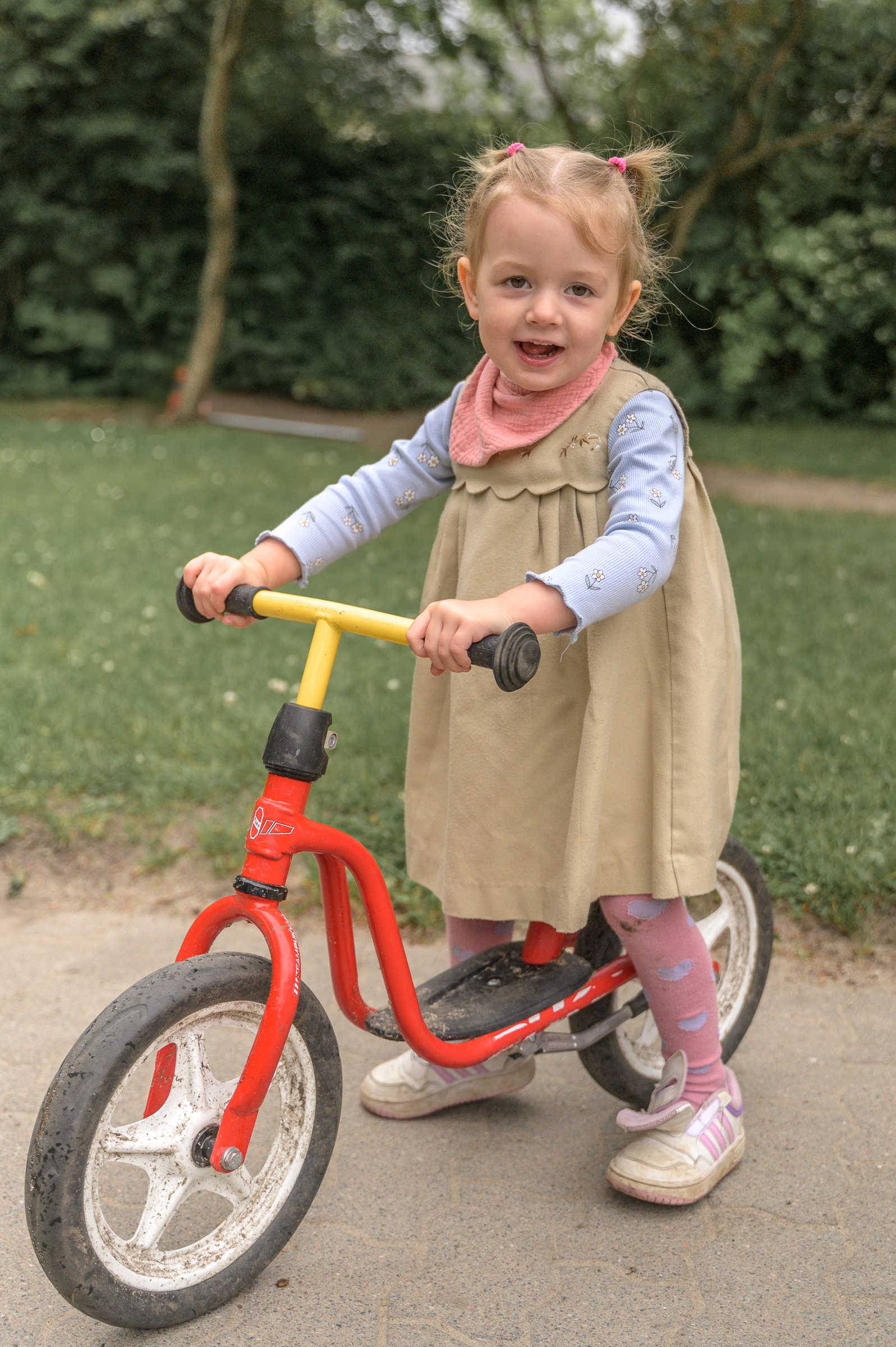 Krippenkind auf dem Laufrag im Garten einer Flensburger Kita.