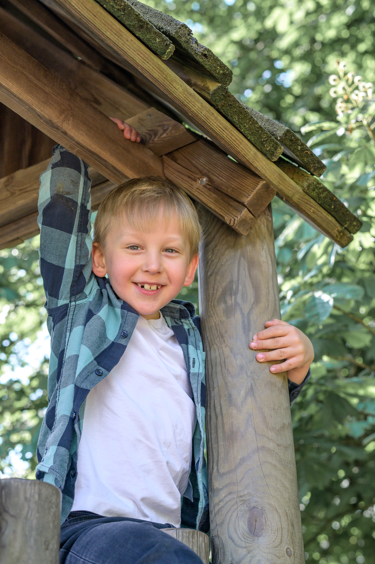 Vorschulkind auf dem Klettergerüst des Kindergartens.